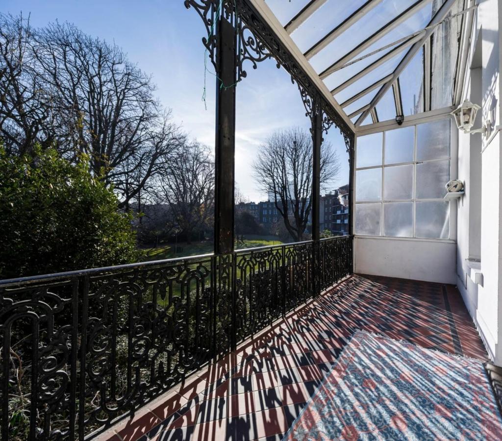 Elegant Earl'S Court 2 Bedroom Flat Just 4 Minutes From Tube London Kültér fotó
